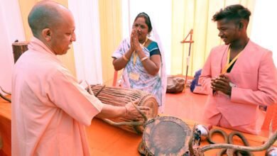 सोनभद्र/लखनऊ। मुख्यमंत्री योगी आदित्यनाथ ने जनजातीय गौरव दिवस कार्यक्रम में जनजातीय समाज की सुरक्षा, सम्मान और स्वावलंबन को सर्वोच्च प्राथमिकता बताते हुए 548 करोड़ की विकास परियोजनाओं का लोकार्पण किया। मुख्यमंत्री ने कहा कि डबल इंजन सरकार जनजातीय समुदाय को मुख्यधारा के विकास का अग्रणी भागीदार बनाने के लिए प्रतिबद्ध है। कार्यक्रम में वनाधिकार पट्टों का वितरण, पर्यटन आधारित पुस्तिकाओं का विमोचन और महिला पुलिसकर्मियों को स्कूटी ध्वज-प्रस्थान जैसी महत्वपूर्ण पहलें की गईं। उन्होंने सोनभद्र को ऊर्जा राजधानी के साथ प्राकृतिक, सांस्कृतिक और जनजातीय विरासत का अद्भुत संगम बताया।