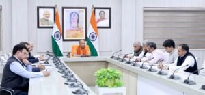 लखनऊ में आयोजित समीक्षा बैठक में मुख्यमंत्री योगी आदित्यनाथ ने औद्योगिक विकास को गति देने के लिए लैंड बैंक विस्तार और प्लग-एंड-प्ले मॉडल को अपनाने पर जोर दिया। उन्होंने रेवेन्यू शेयरिंग आधारित लीज़ रेंटल मॉडल को लागू करने की आवश्यकता बताई, जिससे एमएसएमई बिना भूमि खरीद और निर्माण की जटिलताओं के सीधे उत्पादन शुरू कर सकें। प्लग-एंड-प्ले मॉडल के तहत तैयार औद्योगिक शेड उद्योगों को किराये पर मिलेंगे। इससे निवेशकों का समय बचेगा, लागत घटेगी और रोजगार सृजन तेज होगा। सीएम ने नीति को सरल, पारदर्शी और उद्योगों के लिए दीर्घकालिक लाभदायक बनाने के निर्देश दिए।