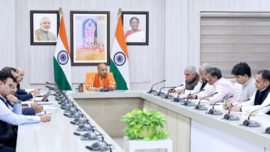 लखनऊ में आयोजित समीक्षा बैठक में मुख्यमंत्री योगी आदित्यनाथ ने औद्योगिक विकास को गति देने के लिए लैंड बैंक विस्तार और प्लग-एंड-प्ले मॉडल को अपनाने पर जोर दिया। उन्होंने रेवेन्यू शेयरिंग आधारित लीज़ रेंटल मॉडल को लागू करने की आवश्यकता बताई, जिससे एमएसएमई बिना भूमि खरीद और निर्माण की जटिलताओं के सीधे उत्पादन शुरू कर सकें। प्लग-एंड-प्ले मॉडल के तहत तैयार औद्योगिक शेड उद्योगों को किराये पर मिलेंगे। इससे निवेशकों का समय बचेगा, लागत घटेगी और रोजगार सृजन तेज होगा। सीएम ने नीति को सरल, पारदर्शी और उद्योगों के लिए दीर्घकालिक लाभदायक बनाने के निर्देश दिए।