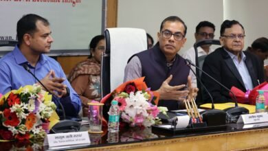 लखनऊ में योजना विभाग द्वारा ‘फ्रॉम डेटा टू डेवलपमेंट’ विषय पर आयोजित कार्यशाला में प्रमुख सचिव आलोक कुमार ने जिला स्तर पर विश्वसनीय आर्थिक आंकड़ों के महत्व पर जोर दिया। उन्होंने कहा कि सटीक व समयबद्ध डेटा से जनपदों में विकास नीतियां अधिक प्रभावी बनेंगी। कार्यशाला में ‘जिला आर्थिक प्रतिवेदन’, DDP अनुमान, OTD सेल और डिजिटल डेटा संग्रहण की खूबियों पर विस्तृत चर्चा हुई। अधिकारियों को जिम्मेदारी, पारदर्शिता और आंकड़ों की गुणवत्ता बनाए रखने के निर्देश दिए गए। कार्यशाला में कई वरिष्ठ अधिकारियों ने तकनीकी विषयों पर अपने अनुभव साझा किए।