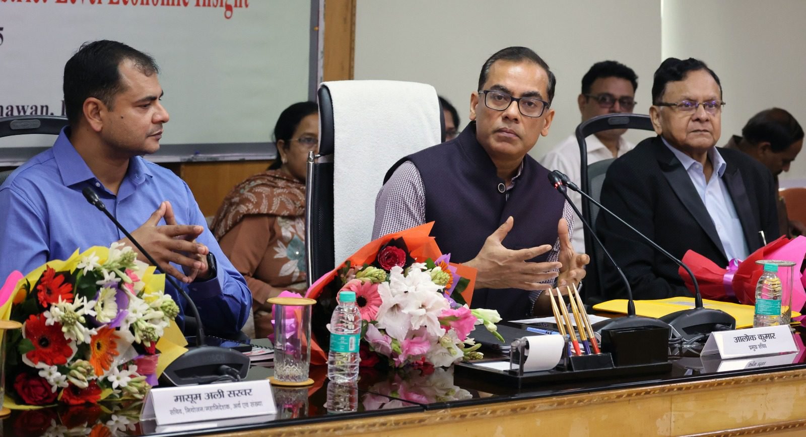 लखनऊ में योजना विभाग द्वारा ‘फ्रॉम डेटा टू डेवलपमेंट’ विषय पर आयोजित कार्यशाला में प्रमुख सचिव आलोक कुमार ने जिला स्तर पर विश्वसनीय आर्थिक आंकड़ों के महत्व पर जोर दिया। उन्होंने कहा कि सटीक व समयबद्ध डेटा से जनपदों में विकास नीतियां अधिक प्रभावी बनेंगी। कार्यशाला में ‘जिला आर्थिक प्रतिवेदन’, DDP अनुमान, OTD सेल और डिजिटल डेटा संग्रहण की खूबियों पर विस्तृत चर्चा हुई। अधिकारियों को जिम्मेदारी, पारदर्शिता और आंकड़ों की गुणवत्ता बनाए रखने के निर्देश दिए गए। कार्यशाला में कई वरिष्ठ अधिकारियों ने तकनीकी विषयों पर अपने अनुभव साझा किए।