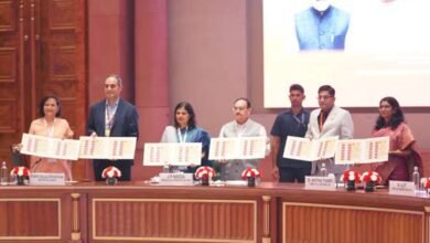 नई दिल्ली स्थित भारत मंडपम में केंद्रीय स्वास्थ्य मंत्री जे.पी. नड्डा ने अमृत फार्मेसी योजना की 10वीं वर्षगांठ का उद्घाटन किया। 2015 में शुरू हुई इस योजना ने अब तक 6.85 करोड़ मरीजों को किफायती दवाओं की सुविधा प्रदान की है, जिससे लगभग 8,500 करोड़ रुपये की बचत हुई है। कार्यक्रम में 10 नए अमृत आउटलेट्स, अमृत आईटी-इको ग्रीन वर्जन 2.0 और 24×7 राष्ट्रीय संपर्क केंद्र का शुभारंभ किया गया। सरकार ने नेटवर्क को 255 से बढ़ाकर 500 फार्मेसी तक विस्तारित करने का लक्ष्य रखा है। कॉफी टेबल बुक और मोबाइल फार्मेसी वैन भी लॉन्च की गईं।