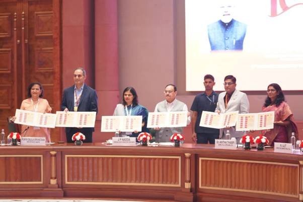 नई दिल्ली स्थित भारत मंडपम में केंद्रीय स्वास्थ्य मंत्री जे.पी. नड्डा ने अमृत फार्मेसी योजना की 10वीं वर्षगांठ का उद्घाटन किया। 2015 में शुरू हुई इस योजना ने अब तक 6.85 करोड़ मरीजों को किफायती दवाओं की सुविधा प्रदान की है, जिससे लगभग 8,500 करोड़ रुपये की बचत हुई है। कार्यक्रम में 10 नए अमृत आउटलेट्स, अमृत आईटी-इको ग्रीन वर्जन 2.0 और 24×7 राष्ट्रीय संपर्क केंद्र का शुभारंभ किया गया। सरकार ने नेटवर्क को 255 से बढ़ाकर 500 फार्मेसी तक विस्तारित करने का लक्ष्य रखा है। कॉफी टेबल बुक और मोबाइल फार्मेसी वैन भी लॉन्च की गईं।