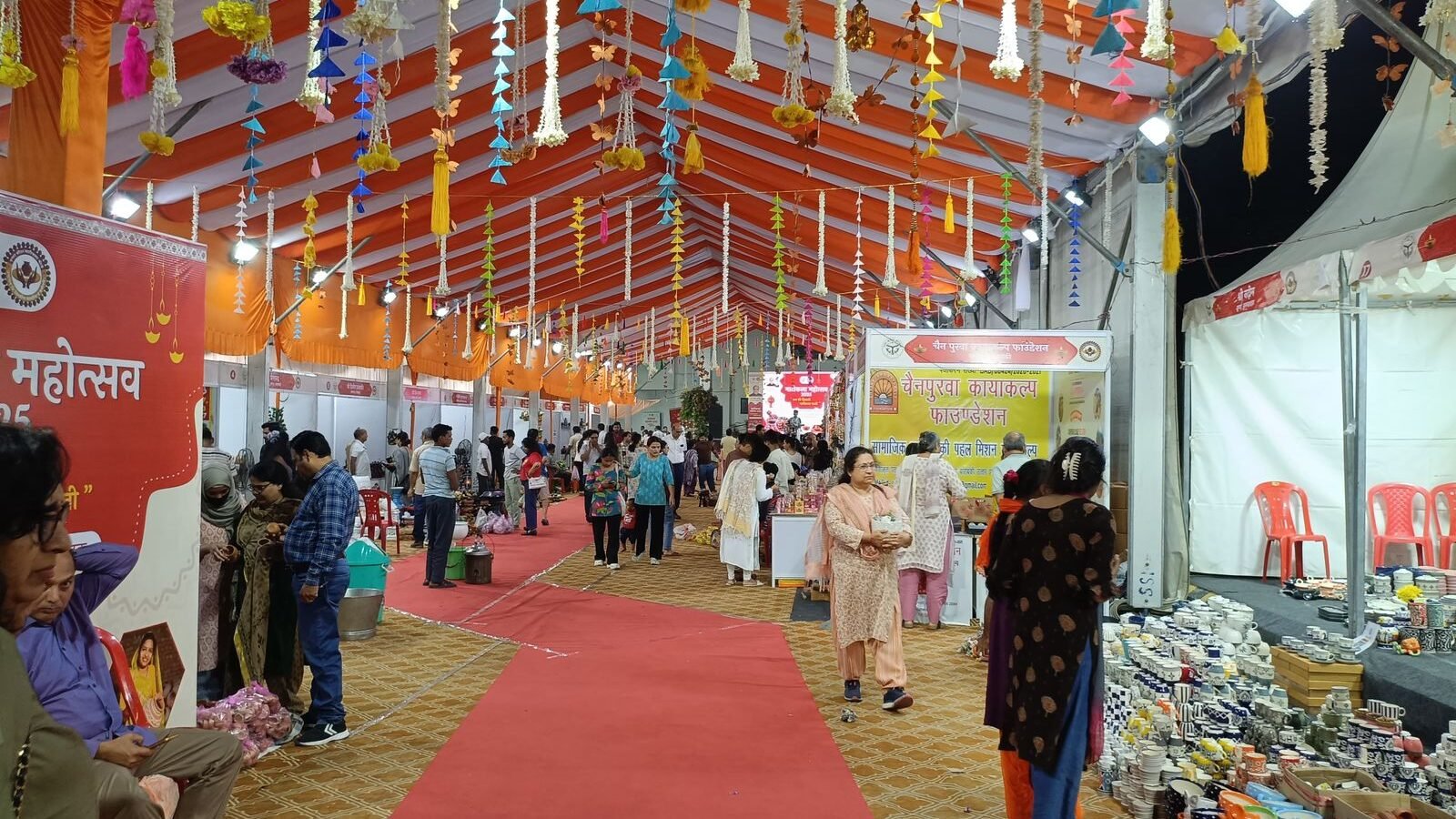 उत्तर प्रदेश माटीकला बोर्ड के 2025-26 के मेलों ने प्रदेश के कारीगरों की किस्मत बदल दी है। इस वर्ष माटीकला उत्पादों की कुल बिक्री ₹4.20 करोड़ पहुंची, जो पिछले वर्ष की तुलना में 27.7% अधिक है। योगी सरकार की नीतियों और निःशुल्क मिट्टी उपलब्धता जैसी सुविधाओं से पारंपरिक कला को नई ऊर्जा मिली है। 70 जिलों में आयोजित मेलों ने न केवल कारीगरों की आय बढ़ाई, बल्कि उनके उत्पादों को राष्ट्रीय और अंतरराष्ट्रीय स्तर पर पहचान भी दिलाई।