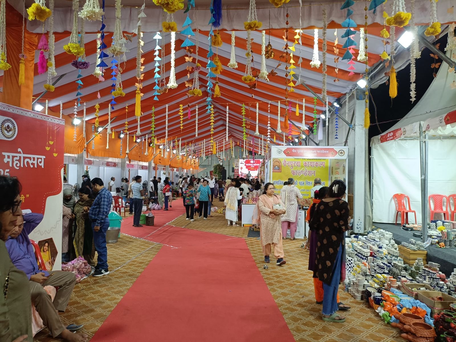 उत्तर प्रदेश माटीकला बोर्ड के 2025-26 के मेलों ने प्रदेश के कारीगरों की किस्मत बदल दी है। इस वर्ष माटीकला उत्पादों की कुल बिक्री ₹4.20 करोड़ पहुंची, जो पिछले वर्ष की तुलना में 27.7% अधिक है। योगी सरकार की नीतियों और निःशुल्क मिट्टी उपलब्धता जैसी सुविधाओं से पारंपरिक कला को नई ऊर्जा मिली है। 70 जिलों में आयोजित मेलों ने न केवल कारीगरों की आय बढ़ाई, बल्कि उनके उत्पादों को राष्ट्रीय और अंतरराष्ट्रीय स्तर पर पहचान भी दिलाई।