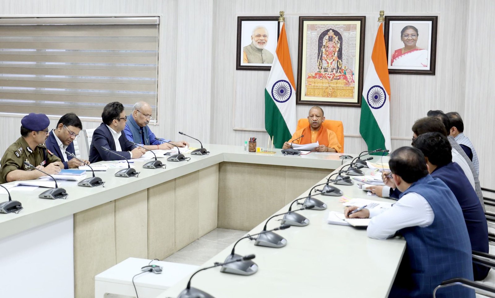 मुख्यमंत्री योगी आदित्यनाथ ने संभल में विकास और कानून-व्यवस्था की व्यापक समीक्षा बैठक की। उन्होंने प्राचीन 68 तीर्थों और 19 कूपों के पुनरुद्धार को पहली प्राथमिकता देते हुए कार्य तेज़ करने के निर्देश दिए। दूसरे चरण में म्यूजियम, लाइट एंड साउंड और सांस्कृतिक परियोजनाओं पर फोकस रहेगा। मुख्यमंत्री ने जनपद न्यायालय, कारागार, पीएसी स्थापना, इंटीग्रेटेड कॉम्पलेक्स निर्माण और भूमि अधिग्रहण की प्रक्रिया को गति देने को कहा। महिष्मती नदी के पुनरुद्धार और नगरीय विकास योजनाओं की प्रगति की भी समीक्षा कर शीघ्र कार्य पूर्ण करने के निर्देश दिए।