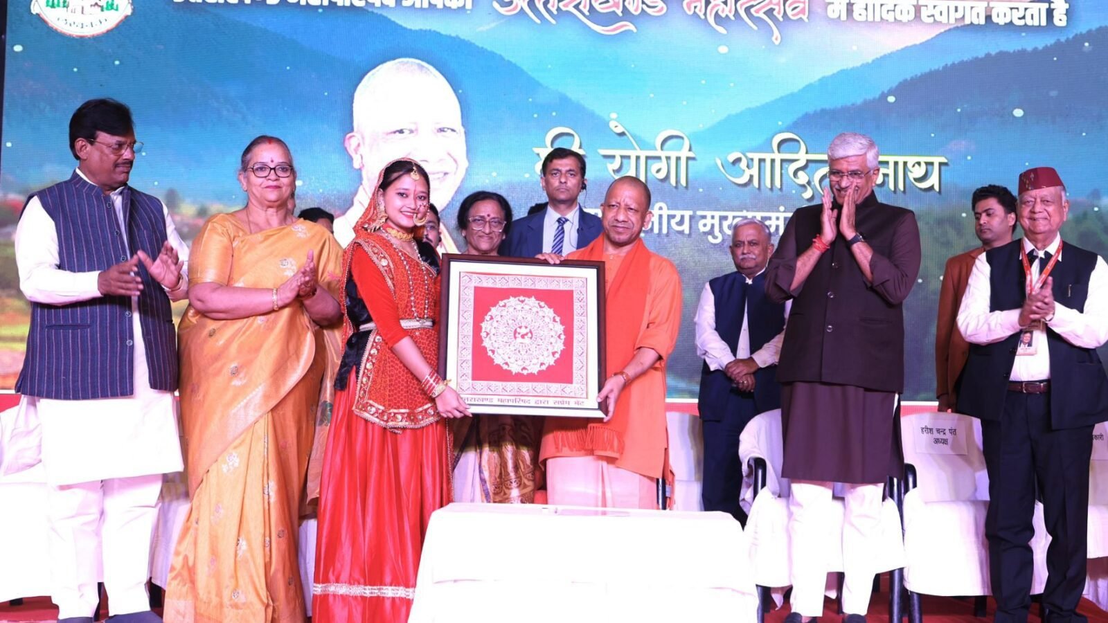 लखनऊ में आयोजित 10 दिवसीय उत्तराखंड महोत्सव-2025 में मुख्यमंत्री योगी आदित्यनाथ और केंद्रीय पर्यटन मंत्री गजेंद्र सिंह शेखावत ने लोकसंस्कृति के संरक्षण पर जोर दिया। सीएम योगी ने कहा कि लोकगीत और लोककला भारत के गौरवशाली इतिहास को सहेजते हैं। उन्होंने उत्तराखंड की पवित्र नदियों, देशभक्ति और सांस्कृतिक समन्वय की परंपरा का विशेष उल्लेख किया। कार्यक्रम में महान विभूतियों का सम्मान हुआ और उत्तराखंड की पारंपरिक प्रस्तुतियों ने सबका मन मोह लिया। शेखावत ने लखनऊ की यूनेस्को सूची में शामिल होने पर योगी सरकार के प्रयासों की सराहना की और महोत्सव को “एक भारत-श्रेष्ठ भारत” की सशक्त अभिव्यक्ति बताया।