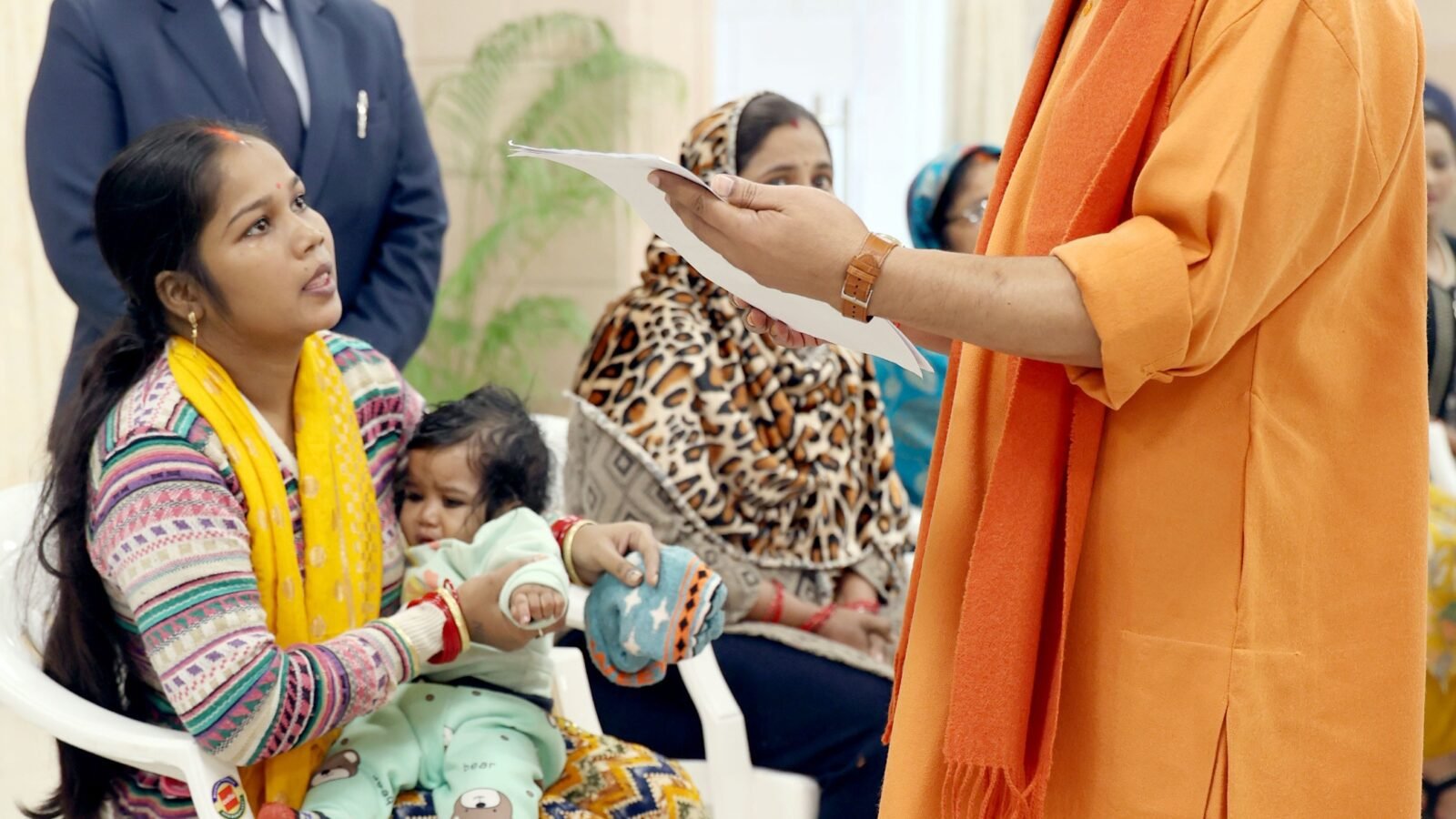 लखनऊ में सोमवार को आयोजित ‘जनता दर्शन’ में मुख्यमंत्री योगी आदित्यनाथ ने मानवीय संवेदनशीलता का परिचय दिया। राजेंद्र नगर की एक महिला ने अपने सात माह के बीमार मासूम के इलाज के लिए आर्थिक सहायता मांगी, जिस पर सीएम ने तुरंत बच्चे को एंबुलेंस से केजीएमयू भेजकर उपचार शुरू कराने का निर्देश दिया। इसके अलावा बुलंदशहर के अर्धसैनिक बल के जवान समेत प्रदेश भर से 60 से अधिक लोग अपनी समस्याएँ लेकर पहुंचे। मुख्यमंत्री ने सभी फरियादियों के पास जाकर उनके प्रार्थना पत्र लिए और अधिकारियों को समयबद्ध समाधान का निर्देश दिया।