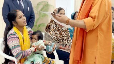 लखनऊ में सोमवार को आयोजित ‘जनता दर्शन’ में मुख्यमंत्री योगी आदित्यनाथ ने मानवीय संवेदनशीलता का परिचय दिया। राजेंद्र नगर की एक महिला ने अपने सात माह के बीमार मासूम के इलाज के लिए आर्थिक सहायता मांगी, जिस पर सीएम ने तुरंत बच्चे को एंबुलेंस से केजीएमयू भेजकर उपचार शुरू कराने का निर्देश दिया। इसके अलावा बुलंदशहर के अर्धसैनिक बल के जवान समेत प्रदेश भर से 60 से अधिक लोग अपनी समस्याएँ लेकर पहुंचे। मुख्यमंत्री ने सभी फरियादियों के पास जाकर उनके प्रार्थना पत्र लिए और अधिकारियों को समयबद्ध समाधान का निर्देश दिया।