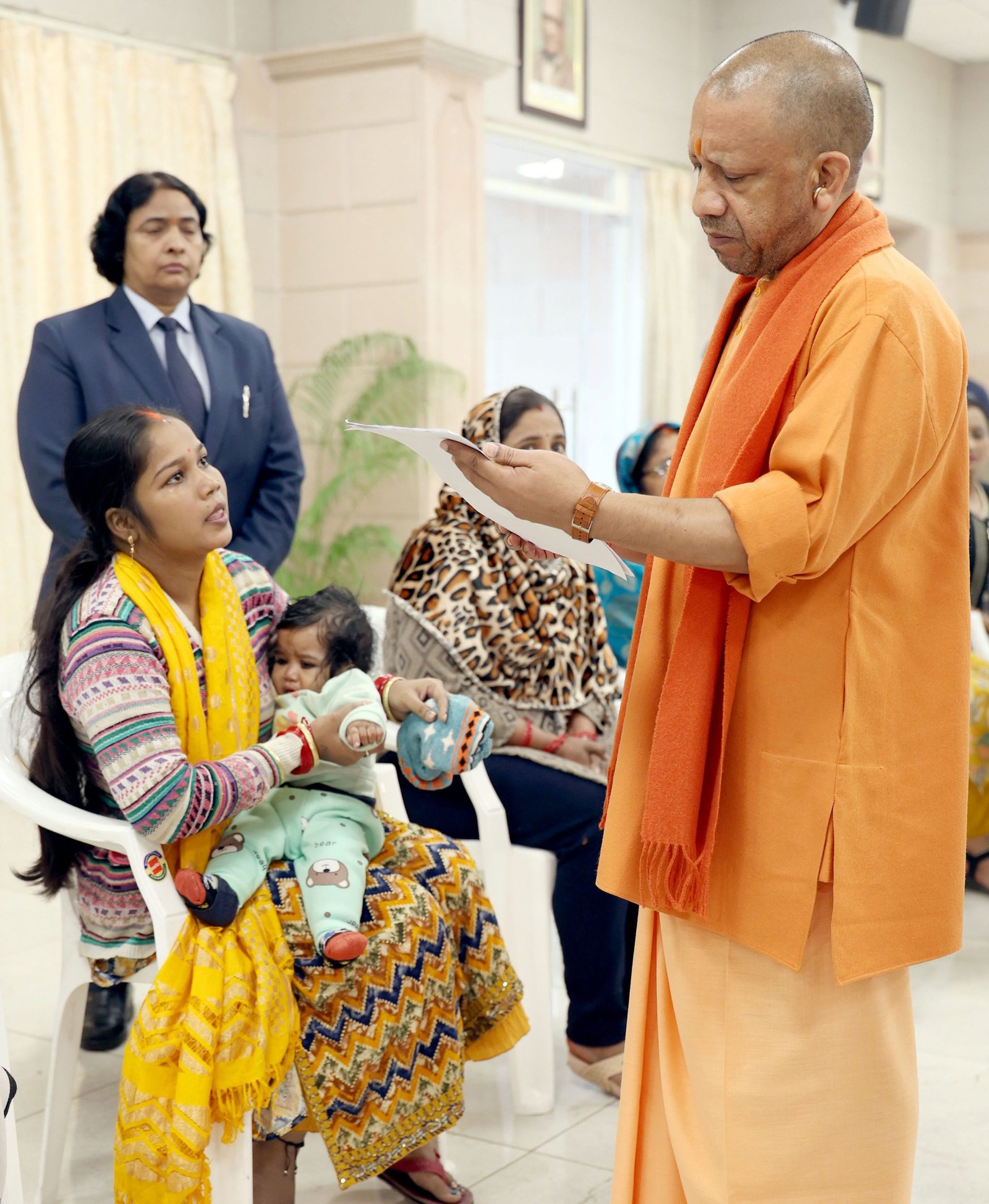 लखनऊ में सोमवार को आयोजित ‘जनता दर्शन’ में मुख्यमंत्री योगी आदित्यनाथ ने मानवीय संवेदनशीलता का परिचय दिया। राजेंद्र नगर की एक महिला ने अपने सात माह के बीमार मासूम के इलाज के लिए आर्थिक सहायता मांगी, जिस पर सीएम ने तुरंत बच्चे को एंबुलेंस से केजीएमयू भेजकर उपचार शुरू कराने का निर्देश दिया। इसके अलावा बुलंदशहर के अर्धसैनिक बल के जवान समेत प्रदेश भर से 60 से अधिक लोग अपनी समस्याएँ लेकर पहुंचे। मुख्यमंत्री ने सभी फरियादियों के पास जाकर उनके प्रार्थना पत्र लिए और अधिकारियों को समयबद्ध समाधान का निर्देश दिया।