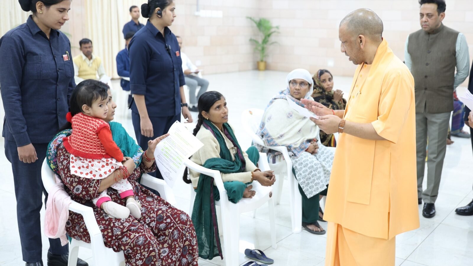 लखनऊ में मुख्यमंत्री योगी आदित्यनाथ ने नवम्बर माह के पहले सोमवार को जनता दर्शन कार्यक्रम में प्रदेशभर से आए 60 से अधिक लोगों की समस्याएं सुनीं। उन्होंने अधिकारियों को निर्देश दिया कि प्रत्येक मामले का समयबद्ध और संतोषजनक निस्तारण हो। पुलिस से जुड़े मामलों पर सीएम ने कहा कि पीड़ितों की संतुष्टि प्राथमिकता है। इलाज के लिए आर्थिक मदद मांगने पर उन्होंने कहा, “आप एस्टिमेट भेजिए, बाकी हम पर छोड़ दीजिए।” मुख्यमंत्री ने नन्हे बच्चों से आत्मीयता से मुलाकात की और चॉकलेट देकर उन्हें प्रोत्साहित किया। सीएम ने कहा कि सरकार हर जरूरतमंद के साथ खड़ी है।