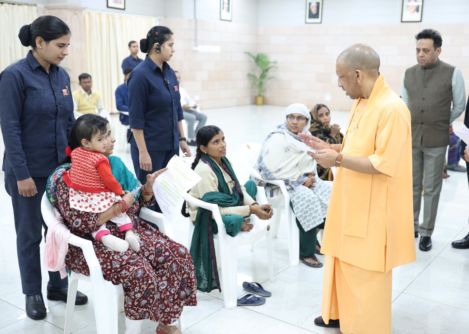 लखनऊ में मुख्यमंत्री योगी आदित्यनाथ ने नवम्बर माह के पहले सोमवार को जनता दर्शन कार्यक्रम में प्रदेशभर से आए 60 से अधिक लोगों की समस्याएं सुनीं। उन्होंने अधिकारियों को निर्देश दिया कि प्रत्येक मामले का समयबद्ध और संतोषजनक निस्तारण हो। पुलिस से जुड़े मामलों पर सीएम ने कहा कि पीड़ितों की संतुष्टि प्राथमिकता है। इलाज के लिए आर्थिक मदद मांगने पर उन्होंने कहा, “आप एस्टिमेट भेजिए, बाकी हम पर छोड़ दीजिए।” मुख्यमंत्री ने नन्हे बच्चों से आत्मीयता से मुलाकात की और चॉकलेट देकर उन्हें प्रोत्साहित किया। सीएम ने कहा कि सरकार हर जरूरतमंद के साथ खड़ी है।