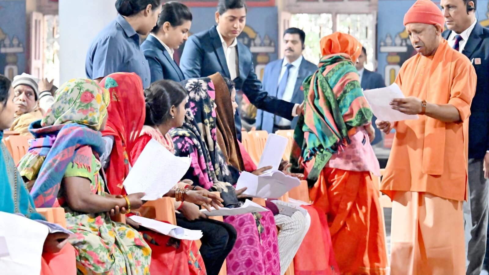 गोरखपुर में जनता दर्शन के दौरान मुख्यमंत्री योगी आदित्यनाथ ने अधिकारियों को स्पष्ट निर्देश दिए कि पुलिस से जुड़े मामलों में विलंब व लापरवाही बर्दाश्त नहीं की जाएगी। उन्होंने कहा कि हर पीड़ित की त्वरित मदद हो और किसी भी स्तर पर जानबूझकर प्रकरण लंबित पाए जाने पर कार्रवाई तय है। सीएम ने लगभग 300 लोगों की समस्याएं सुनकर उनके समाधान का आश्वासन दिया। जमीन कब्जे, उपचार सहायता जैसे मामलों पर भी प्रभावी कार्रवाई के निर्देश दिए। इसके बाद उन्होंने मंदिर परिसर में गोसेवा की और मोर को दुलारते हुए रोटी खिलाई।