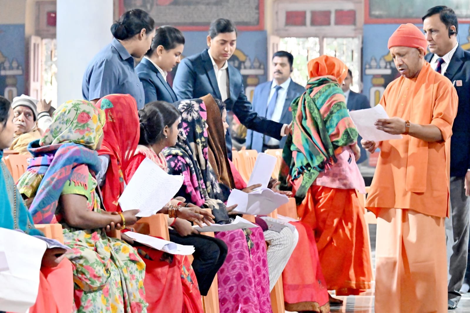 गोरखपुर में जनता दर्शन के दौरान मुख्यमंत्री योगी आदित्यनाथ ने अधिकारियों को स्पष्ट निर्देश दिए कि पुलिस से जुड़े मामलों में विलंब व लापरवाही बर्दाश्त नहीं की जाएगी। उन्होंने कहा कि हर पीड़ित की त्वरित मदद हो और किसी भी स्तर पर जानबूझकर प्रकरण लंबित पाए जाने पर कार्रवाई तय है। सीएम ने लगभग 300 लोगों की समस्याएं सुनकर उनके समाधान का आश्वासन दिया। जमीन कब्जे, उपचार सहायता जैसे मामलों पर भी प्रभावी कार्रवाई के निर्देश दिए। इसके बाद उन्होंने मंदिर परिसर में गोसेवा की और मोर को दुलारते हुए रोटी खिलाई।