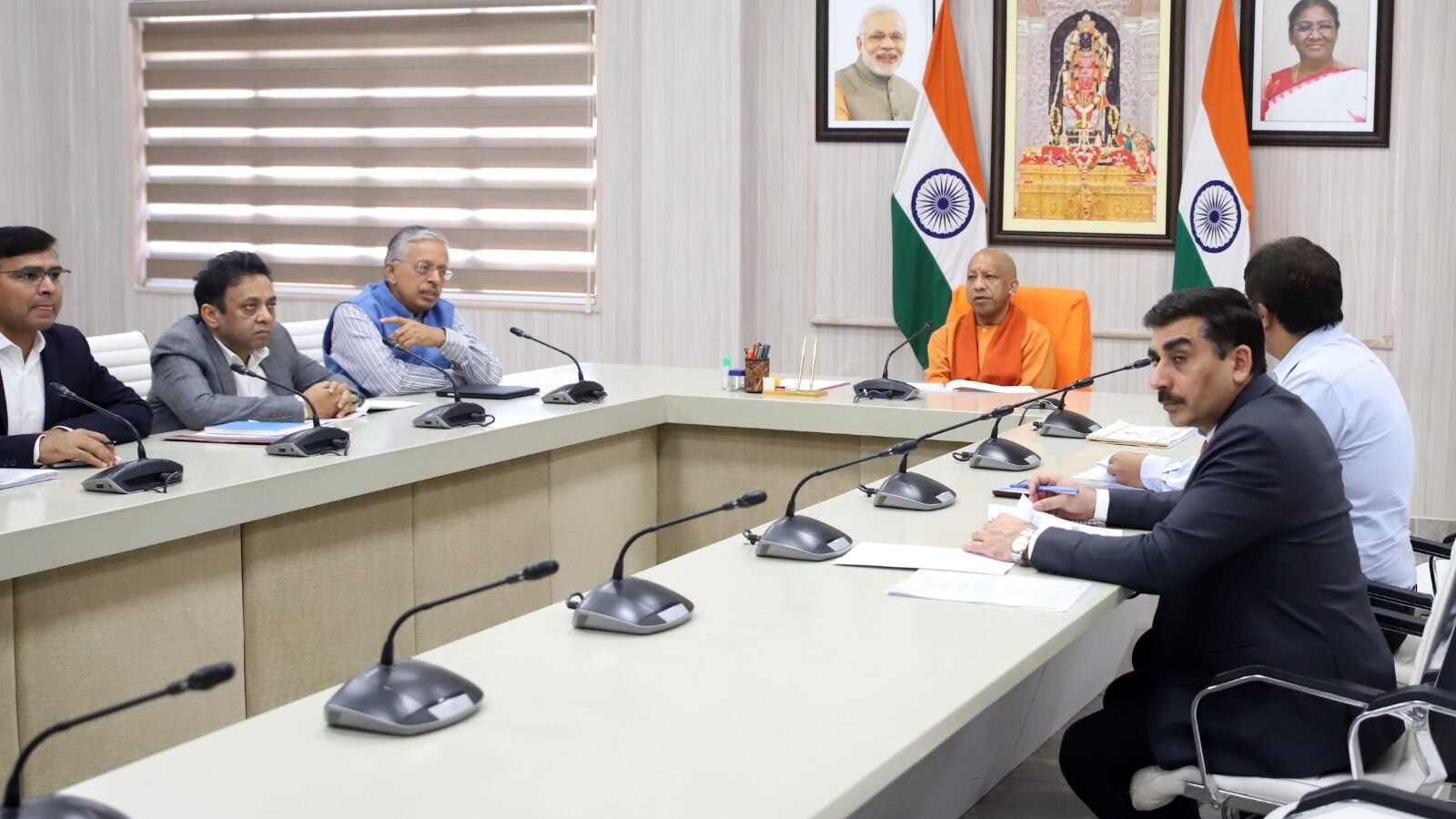 मुख्यमंत्री योगी आदित्यनाथ ने मेरठ, कानपुर और मथुरा-वृंदावन के समग्र नगरीय विकास की समीक्षा करते हुए स्पष्ट किया कि शहरों का विकास केवल निर्माण कार्यों तक सीमित न रहकर स्थानीय संस्कृति, इतिहास और आधुनिक सुविधाओं के संतुलन को दर्शाए। तीनों शहरों के लिए 478 परियोजनाओं की कार्ययोजना बनाई गई है, जिनमें यातायात सुधार, मल्टीलेवल पार्किंग, हरित क्षेत्र, जल प्रबंधन, पर्यटन सुविधाएं और शहरी सौंदर्यीकरण शामिल हैं। सीएम ने पीपीपी मोड और रेवेन्यू शेयरिंग मॉडल से निजी भागीदारी बढ़ाने के निर्देश दिए। प्राथमिक परियोजनाओं को 2025-26 में तेजी से लागू किया जाएगा।