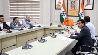 मुख्यमंत्री योगी आदित्यनाथ ने मेरठ, कानपुर और मथुरा-वृंदावन के समग्र नगरीय विकास की समीक्षा करते हुए स्पष्ट किया कि शहरों का विकास केवल निर्माण कार्यों तक सीमित न रहकर स्थानीय संस्कृति, इतिहास और आधुनिक सुविधाओं के संतुलन को दर्शाए। तीनों शहरों के लिए 478 परियोजनाओं की कार्ययोजना बनाई गई है, जिनमें यातायात सुधार, मल्टीलेवल पार्किंग, हरित क्षेत्र, जल प्रबंधन, पर्यटन सुविधाएं और शहरी सौंदर्यीकरण शामिल हैं। सीएम ने पीपीपी मोड और रेवेन्यू शेयरिंग मॉडल से निजी भागीदारी बढ़ाने के निर्देश दिए। प्राथमिक परियोजनाओं को 2025-26 में तेजी से लागू किया जाएगा।