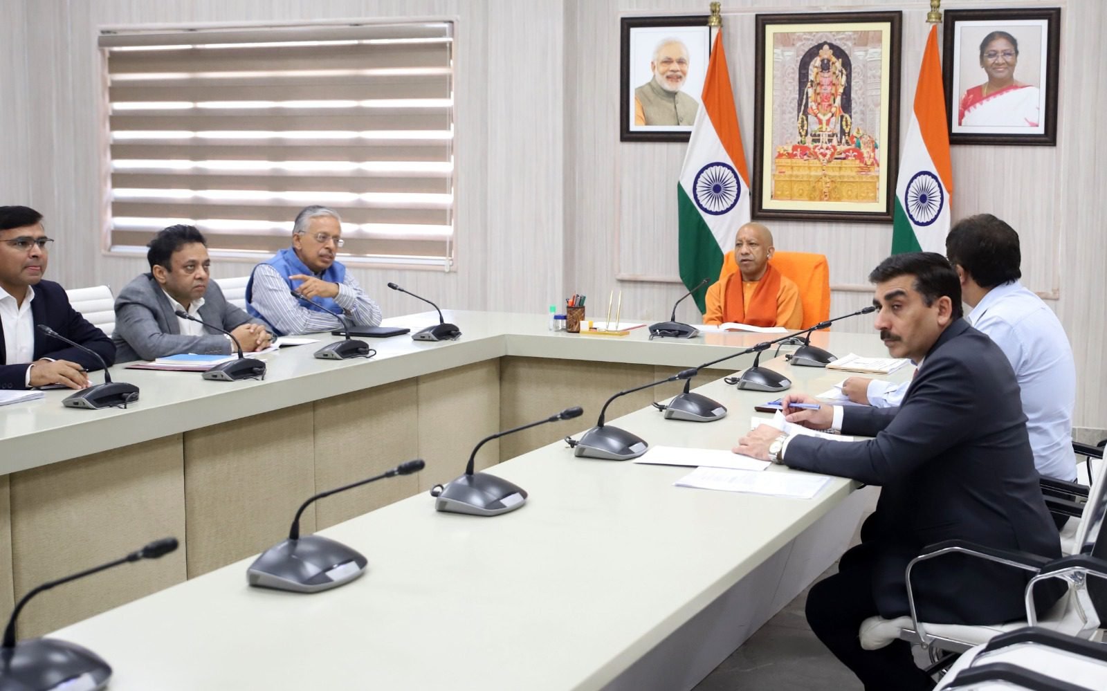 मुख्यमंत्री योगी आदित्यनाथ ने मेरठ, कानपुर और मथुरा-वृंदावन के समग्र नगरीय विकास की समीक्षा करते हुए स्पष्ट किया कि शहरों का विकास केवल निर्माण कार्यों तक सीमित न रहकर स्थानीय संस्कृति, इतिहास और आधुनिक सुविधाओं के संतुलन को दर्शाए। तीनों शहरों के लिए 478 परियोजनाओं की कार्ययोजना बनाई गई है, जिनमें यातायात सुधार, मल्टीलेवल पार्किंग, हरित क्षेत्र, जल प्रबंधन, पर्यटन सुविधाएं और शहरी सौंदर्यीकरण शामिल हैं। सीएम ने पीपीपी मोड और रेवेन्यू शेयरिंग मॉडल से निजी भागीदारी बढ़ाने के निर्देश दिए। प्राथमिक परियोजनाओं को 2025-26 में तेजी से लागू किया जाएगा।