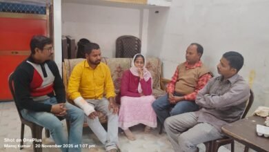 दिल्ली के लाल किले के पास हुए बम धमाके में घायल भलुअनी निवासी युवा व्यवसायी शिवा जायसवाल दस दिन के इलाज बाद घर लौटे। गंभीर चोटों के बावजूद उनका हौसला कायम है। प्रधानमंत्री मोदी, गृहमंत्री अमित शाह और दिल्ली सीएम रेखा गुप्ता ने अस्पताल में उनका हाल जाना था। घर पहुंचने पर लोगों का स्नेह उमड़ पड़ा।