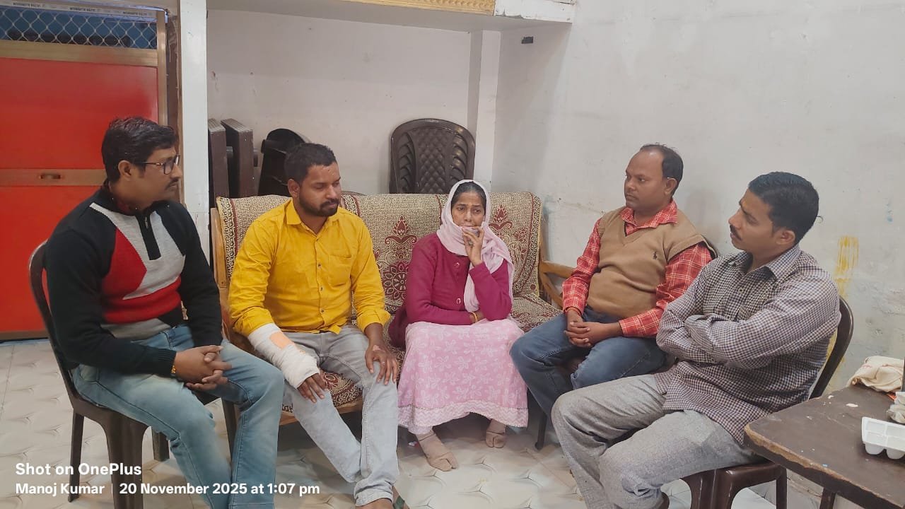 दिल्ली के लाल किले के पास हुए बम धमाके में घायल भलुअनी निवासी युवा व्यवसायी शिवा जायसवाल दस दिन के इलाज बाद घर लौटे। गंभीर चोटों के बावजूद उनका हौसला कायम है। प्रधानमंत्री मोदी, गृहमंत्री अमित शाह और दिल्ली सीएम रेखा गुप्ता ने अस्पताल में उनका हाल जाना था। घर पहुंचने पर लोगों का स्नेह उमड़ पड़ा।