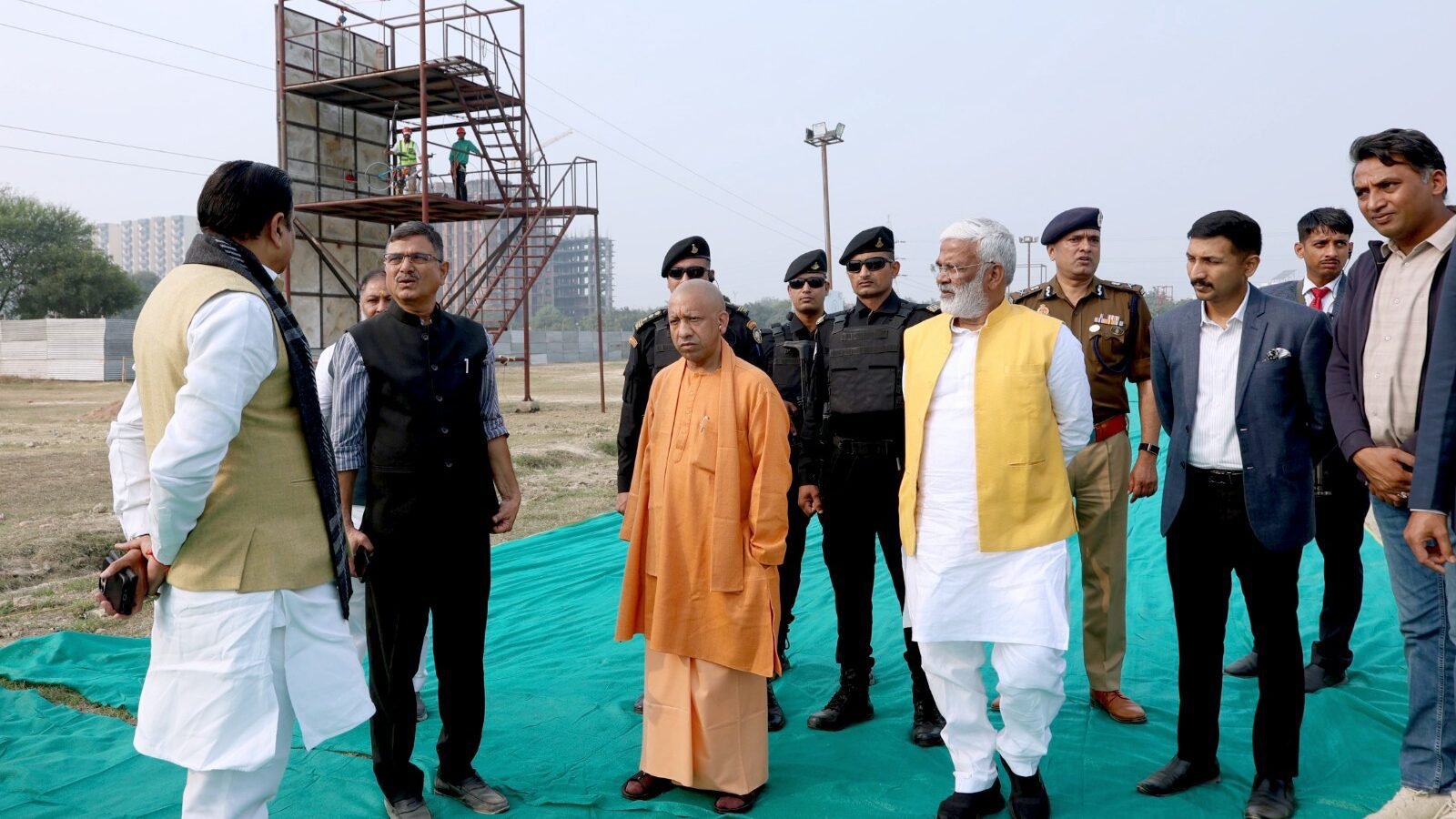 19वें भारत स्काउट्स एंड गाइड्स जंबूरी की तैयारियों का मुख्यमंत्री योगी आदित्यनाथ ने लखनऊ में विस्तृत निरीक्षण किया। 23 से 29 नवंबर तक वृंदावन कॉलोनी स्थित डिफेंस एक्सपो ग्राउंड में होने वाला यह आयोजन 61 वर्ष बाद उत्तर प्रदेश की मेजबानी में आयोजित हो रहा है। 300 एकड़ में बने परिसर में 32,000 प्रतिभागियों व 3,000 स्टाफ के लिए आवास, सुरक्षा, स्वच्छता, भोजन व डिजिटल कनेक्टिविटी की विश्वस्तरीय व्यवस्था की जा रही है। नेपाल, श्रीलंका व भूटान सहित कई देशों के प्रतिनिधि शामिल होंगे। विशाल प्रदर्शनी क्षेत्र, सांस्कृतिक कार्यक्रम, तकनीकी जोन और ओडीओपी स्टॉल इस आयोजन को विशेष बना रहे हैं।