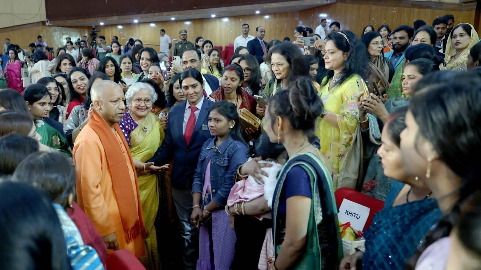 लखनऊ में आयोजित फिक्की फ्लो के राष्ट्रीय अधिवेशन में मुख्यमंत्री योगी आदित्यनाथ ने कहा कि आधी आबादी के विकास के बिना भारत आत्मनिर्भर नहीं बन सकता। उन्होंने महिला सुरक्षा, सम्मान और स्वावलंबन को सरकार की प्राथमिकता बताया। सीएम ने बताया कि यूपी में महिलाओं की वर्कफोर्स भागीदारी 8 वर्षों में तीन गुना बढ़ी है और बीसी सखी, प्लेज पार्क, सीएम-युवा जैसी योजनाएं महिलाओं को आर्थिक रूप से सशक्त कर रही हैं। उन्होंने रेडिमेड गारमेंट्स, स्टार्टअप, एफपीओ और उद्यमिता में महिलाओं की बड़ी भूमिका को रेखांकित किया और कहा कि फिक्की फ्लो महिलाओं को भारत के विकास अभियान से जोड़े।