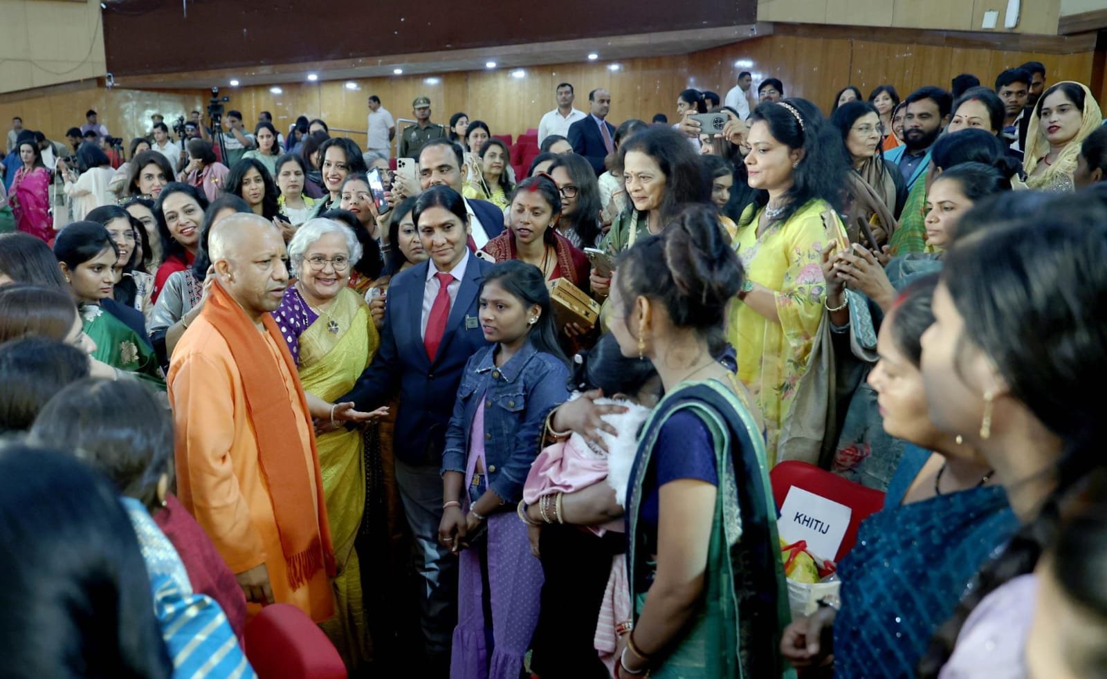 लखनऊ में आयोजित फिक्की फ्लो के राष्ट्रीय अधिवेशन में मुख्यमंत्री योगी आदित्यनाथ ने कहा कि आधी आबादी के विकास के बिना भारत आत्मनिर्भर नहीं बन सकता। उन्होंने महिला सुरक्षा, सम्मान और स्वावलंबन को सरकार की प्राथमिकता बताया। सीएम ने बताया कि यूपी में महिलाओं की वर्कफोर्स भागीदारी 8 वर्षों में तीन गुना बढ़ी है और बीसी सखी, प्लेज पार्क, सीएम-युवा जैसी योजनाएं महिलाओं को आर्थिक रूप से सशक्त कर रही हैं। उन्होंने रेडिमेड गारमेंट्स, स्टार्टअप, एफपीओ और उद्यमिता में महिलाओं की बड़ी भूमिका को रेखांकित किया और कहा कि फिक्की फ्लो महिलाओं को भारत के विकास अभियान से जोड़े।