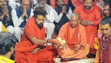 प्रयागराज दौरे पर मुख्यमंत्री योगी आदित्यनाथ ने विधायक हर्षवर्धन वाजपेयी के आवास पर हनुमान जी की प्रतिमा की प्राण प्रतिष्ठा की। संगम नोज पर मां गंगा का पूजन-अर्चन व आरती उतारी। बड़े हनुमान मंदिर में दर्शन के बाद माघ मेले की तैयारियों का जायजा लिया। सीएम ने आमजन का अभिवादन भी स्वीकार किया।