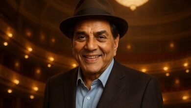 भारतीय सिनेमा के महान अभिनेता धर्मेन्द्र का सोमवार सुबह मुंबई स्थित उनके आवास पर 89 वर्ष की उम्र में निधन हो गया। वे लंबे समय से अस्वस्थ थे और हाल ही में ब्रीच कैंडी अस्पताल से छुट्टी मिलने के बाद घर पर ही उपचाररत थे। विले पार्ले पवन हंस श्मशान भूमि में उनके बड़े बेटे सनी देओल ने मुखाग्नि दी। अंतिम विदाई देने के लिए हेमा मालिनी, इशा देओल, अमिताभ बच्चन, आमिर खान, सलमान खान, अक्षय कुमार सहित कई फिल्मी हस्तियां पहुंचीं। प्रधानमंत्री नरेंद्र मोदी, राष्ट्रपति द्रौपदी मुर्मू और अनेक नेताओं ने उनके निधन को भारतीय सिनेमा की अपूरणीय क्षति बताया।