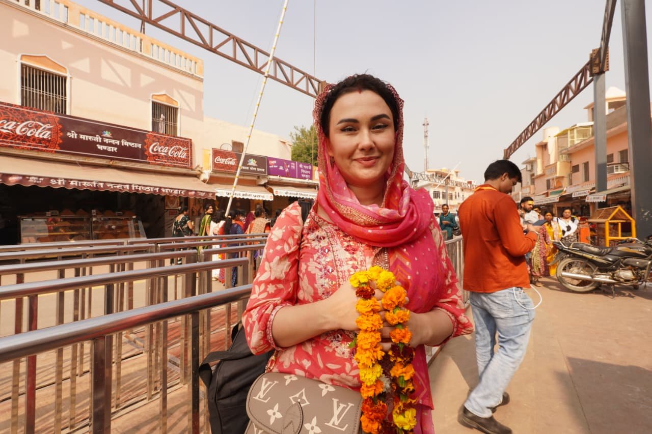 राम मंदिर निर्माण के बाद अयोध्या तेजी से एक विश्वस्तरीय आध्यात्मिक पर्यटन केंद्र के रूप में उभरा है। रूस, पुणे और अन्य देशों-राज्यों से आए पर्यटकों ने शहर की दिव्य ऊर्जा, स्वच्छता, बेहतर व्यवस्थाओं और मोदी–योगी सरकार के विकास कार्यों की खुलकर सराहना की। बढ़ते तीर्थाटन से होटल, रेस्टोरेंट और गेस्ट हाउस उद्योगों में बड़ी वृद्धि हुई है, जिससे रोजगार और स्थानीय अर्थव्यवस्था को मजबूती मिली है। विदेशी पर्यटकों की संख्या बढ़ने, निवेश में इजाफा और हॉस्पिटैलिटी सेक्टर के विस्तार से अयोध्या का बदलता स्वरूप भारत की सांस्कृतिक शक्ति और आध्यात्मिक समृद्धि का वैश्विक प्रतीक बन रहा है।