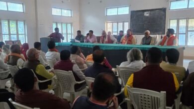 भलुअनी, देवरिया के गांधी सभागार में भाजपा मंडल द्वारा मतदाता सूची के विशेष सघन पुनरीक्षण (SIR) को लेकर BLO-2 कार्यशाला का आयोजन किया गया। मुख्य अतिथि विधायक दीपक मिश्र शाका ने नए मतदाताओं के नाम जोड़ने और बूथ स्तर पर संगठन की सक्रियता बढ़ाने पर बल दिया। विधानसभा संयोजक अंगद तिवारी ने सभी BLO-2 व कार्यकर्ताओं से अपने बूथों पर विशेष अभियान चलाने की अपील की। मंडल अध्यक्ष प्रणव दूबे ने कहा कि किसी भी पात्र मतदाता का नाम सूची से न छूटे, यह सुनिश्चित करना सभी की जिम्मेदारी है। कार्यक्रम में कई भाजपा कार्यकर्ता उपस्थित रहे।