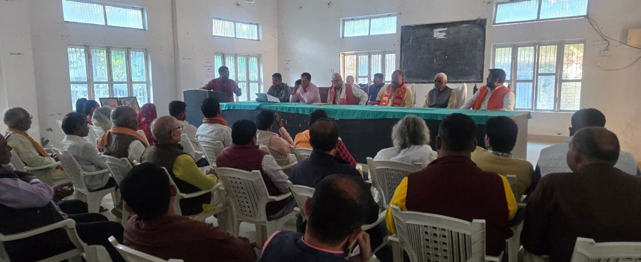 भलुअनी, देवरिया के गांधी सभागार में भाजपा मंडल द्वारा मतदाता सूची के विशेष सघन पुनरीक्षण (SIR) को लेकर BLO-2 कार्यशाला का आयोजन किया गया। मुख्य अतिथि विधायक दीपक मिश्र शाका ने नए मतदाताओं के नाम जोड़ने और बूथ स्तर पर संगठन की सक्रियता बढ़ाने पर बल दिया। विधानसभा संयोजक अंगद तिवारी ने सभी BLO-2 व कार्यकर्ताओं से अपने बूथों पर विशेष अभियान चलाने की अपील की। मंडल अध्यक्ष प्रणव दूबे ने कहा कि किसी भी पात्र मतदाता का नाम सूची से न छूटे, यह सुनिश्चित करना सभी की जिम्मेदारी है। कार्यक्रम में कई भाजपा कार्यकर्ता उपस्थित रहे।