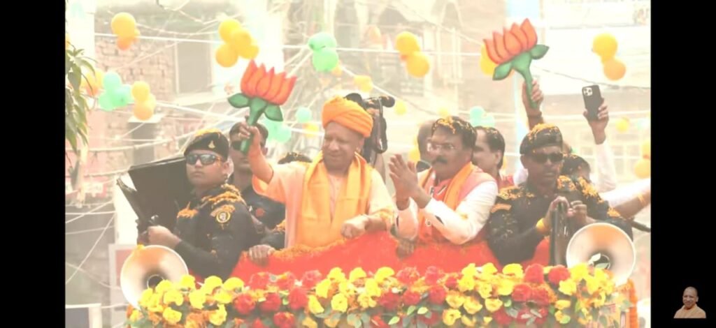 बिहार विधानसभा चुनाव के प्रथम चरण के अंतिम दिन दरभंगा में मुख्यमंत्री योगी आदित्यनाथ का रोड शो जनमहासागर में बदल गया। लोहिया चौक से मछली चौक तक सड़कों पर लोगों की भीड़ “जय श्री राम”, “माता जानकी की जय” और “योगी योगी” के नारों से गूंजती रही। मुख्यमंत्री योगी ने कहा कि बिहार में सुशासन और विकास के लिए एनडीए सरकार की वापसी आवश्यक है। उन्होंने एनडीए प्रत्याशी संजय जी को जीत दिलाने की अपील की और “सीयावर रामचंद्र की जय” के जयघोष के साथ माहौल को उत्साह और ऊर्जा से भर दिया।