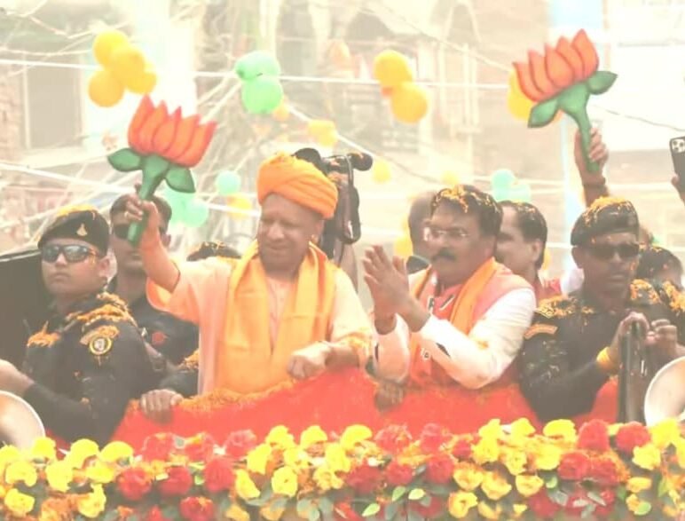 बिहार विधानसभा चुनाव के प्रथम चरण के अंतिम दिन दरभंगा में मुख्यमंत्री योगी आदित्यनाथ का रोड शो जनमहासागर में बदल गया। लोहिया चौक से मछली चौक तक सड़कों पर लोगों की भीड़ “जय श्री राम”, “माता जानकी की जय” और “योगी योगी” के नारों से गूंजती रही। मुख्यमंत्री योगी ने कहा कि बिहार में सुशासन और विकास के लिए एनडीए सरकार की वापसी आवश्यक है। उन्होंने एनडीए प्रत्याशी संजय जी को जीत दिलाने की अपील की और “सीयावर रामचंद्र की जय” के जयघोष के साथ माहौल को उत्साह और ऊर्जा से भर दिया।