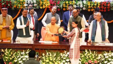 लखनऊ। मुख्यमंत्री योगी आदित्यनाथ ने संविधान दिवस पर लोकभवन में आयोजित कार्यक्रम में संविधान की उद्देशिका का सशपथ पाठन कराया। उन्होंने कहा कि 2015 से प्रधानमंत्री नरेंद्र मोदी की प्रेरणा से देशभर में 26 नवंबर को संविधान दिवस मनाया जा रहा है। बाबा साहेब भीमराव आंबेडकर की नेतृत्व वाली ड्राफ्टिंग कमेटी ने 2 वर्ष 11 माह 18 दिन में विश्व का सबसे बड़ा संविधान तैयार किया। CM योगी ने कहा कि केवल अधिकारों की बात नहीं, कर्तव्यों का पालन भी आवश्यक है। उन्होंने विकसित भारत के लिए पंचप्रण से जुड़ने और एकता, समता व विरासत के सम्मान का आह्वान किया।