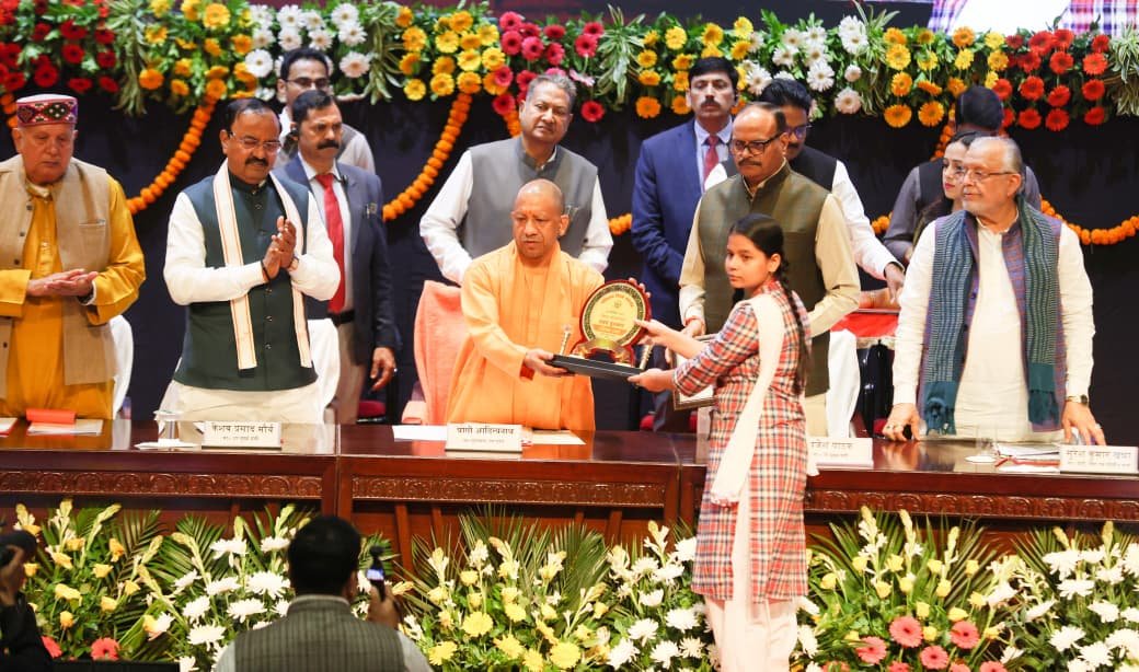 लखनऊ। मुख्यमंत्री योगी आदित्यनाथ ने संविधान दिवस पर लोकभवन में आयोजित कार्यक्रम में संविधान की उद्देशिका का सशपथ पाठन कराया। उन्होंने कहा कि 2015 से प्रधानमंत्री नरेंद्र मोदी की प्रेरणा से देशभर में 26 नवंबर को संविधान दिवस मनाया जा रहा है। बाबा साहेब भीमराव आंबेडकर की नेतृत्व वाली ड्राफ्टिंग कमेटी ने 2 वर्ष 11 माह 18 दिन में विश्व का सबसे बड़ा संविधान तैयार किया। CM योगी ने कहा कि केवल अधिकारों की बात नहीं, कर्तव्यों का पालन भी आवश्यक है। उन्होंने विकसित भारत के लिए पंचप्रण से जुड़ने और एकता, समता व विरासत के सम्मान का आह्वान किया।