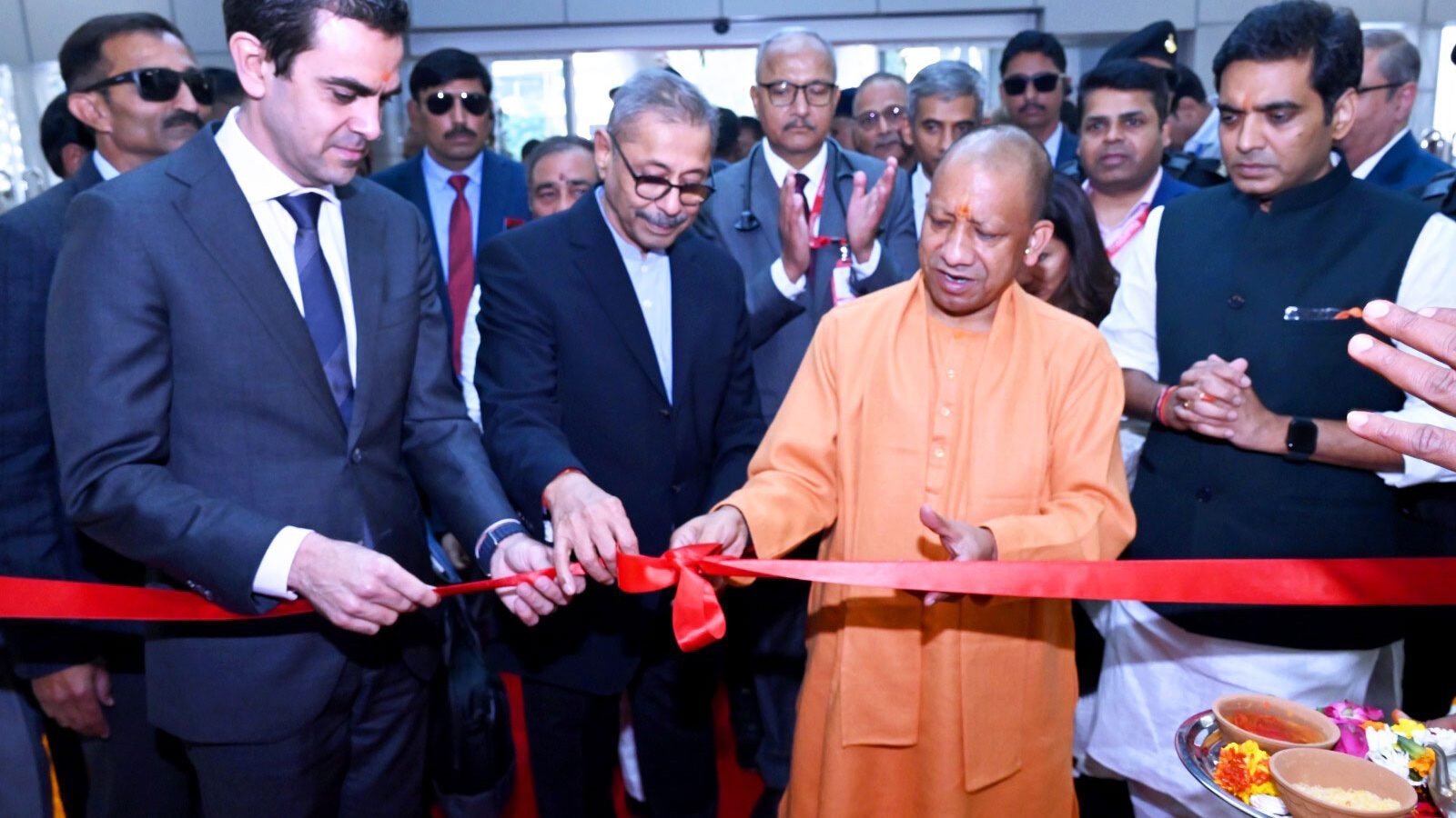 नोएडा : मुख्यमंत्री योगी आदित्यनाथ ने गुरुवार को नोएडा में मेदांता सुपर स्पेशियलिटी हॉस्पिटल का उद्घाटन किया और इसे क्वालिटी हेल्थ सर्विसेज का उत्कृष्ट केंद्र बताया। उन्होंने कहा कि मेदांता सिर्फ हॉस्पिटल नहीं, बल्कि एक छत के नीचे रोजगार, निवेश और अत्याधुनिक चिकित्सा सुविधाओं का मजबूत केंद्र है। पश्चिम यूपी में उन्नत स्वास्थ्य सेवा की मांग को पूरा करने में यह महत्वपूर्ण भूमिका निभाएगा। सीएम ने आयुष्मान भारत व मुख्यमंत्री जनआरोग्य योजना के जरिए करोड़ों लोगों को मुफ्त उपचार की सुविधा का उल्लेख किया। उन्होंने कहा कि आज यूपी मेडिकल इंफ्रास्ट्रक्चर में तेजी से आगे बढ़ रहा है और मेदांता इसका बड़ा उदाहरण है।