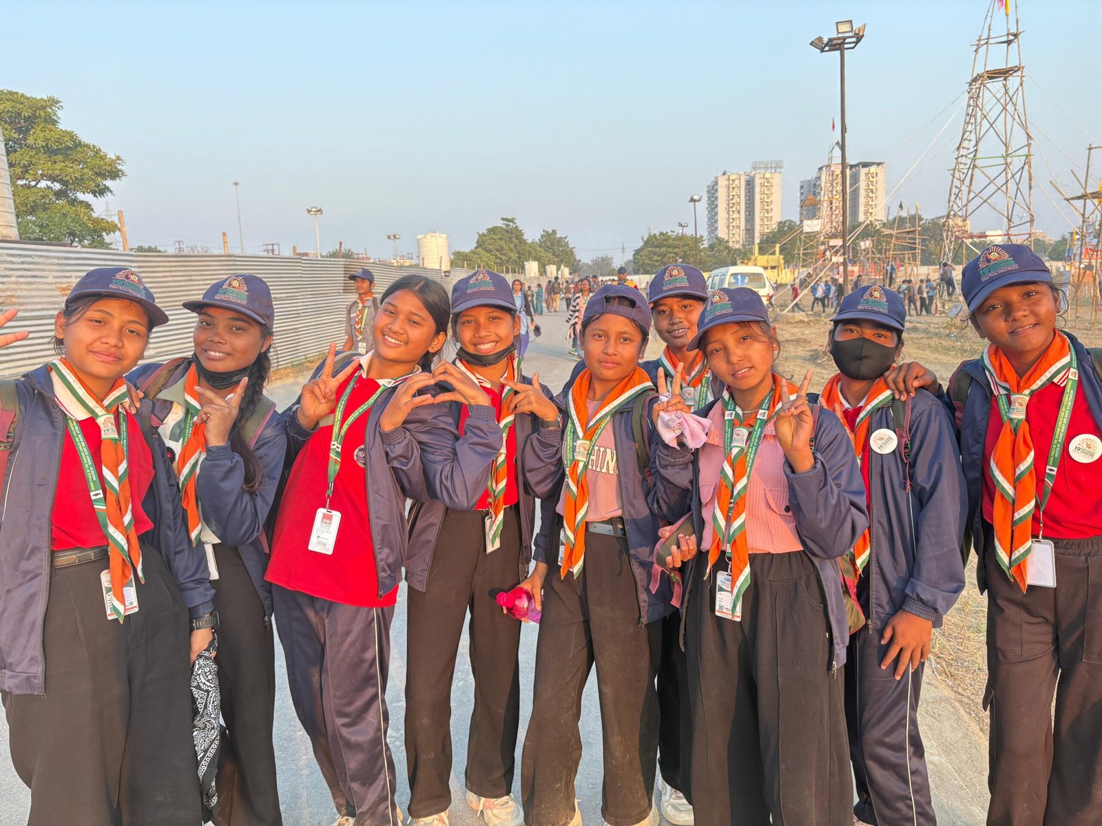 लखनऊ में आयोजित भारत स्काउट्स एंड गाइड्स की 19वीं राष्ट्रीय जंबूरी, विकसित युवा-विकसित भारत की थीम पर देश-विदेश के 32,000 से अधिक प्रतिभागियों के साथ एक भव्य युवा समागम के रूप में उभरी है। इस आयोजन में लड़कियों की रिकॉर्डस्तरीय भागीदारी ने स्काउटिंग और गाइडिंग में नए युग की शुरुआत की है। सांस्कृतिक प्रस्तुतियों, साहसिक गतिविधियों, हाई-टेक वर्कशॉप्स और ड्रोन शो ने युवाओं में नेतृत्व, नवाचार और आत्मविश्वास की नई ऊर्जा जगाई है। विभिन्न देशों की टीमों की उपस्थिति ने आयोजन को अंतरराष्ट्रीय पहचान दी। इस जंबूरी ने साबित किया कि अवसर मिलने पर लड़कियाँ हर क्षेत्र में इतिहास रचती हैं।