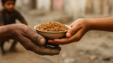 सनातन धर्म में दान को सर्वोच्च धर्म माना गया है। धर्मग्रंथों के अनुसार मनुष्य दान के माध्यम से पापों से मुक्त होकर मोक्ष की ओर अग्रसर होता है। महाभारत में वर्णित 14 महादानों में अन्नदान, गौदान, भूमि दान, जलदान, वस्त्रदान, दीपदान, रत्न दान, धान्यदान, औषधि दान, ज्ञानदान, आश्रय दान और जीवदान जीवन के संतुलन और समाज के उत्थान का आधार हैं। काशी में दान को विशेष फलदायक माना गया है क्योंकि स्कंद पुराण में वर्णन है कि काशी में किया गया दान सौ गुना फल देता है। काशी की भूमि आज भी सेवा और मानवता के दीप से प्रकाशित है।