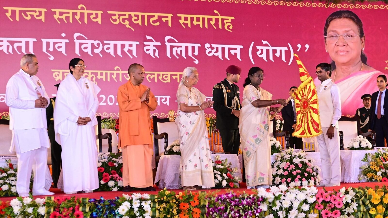 लखनऊ। राष्ट्रपति द्रौपदी मुर्मु ने कहा कि शांत और स्थिर मन समाज में शांति का बीज बोता है, और वहीं से विश्व एकता की नींव रखी जाती है। प्रजापिता ब्रह्माकुमारीज ईश्वरीय विश्वविद्यालय द्वारा आयोजित विश्व एकता एवं विश्वास के लिए ध्यान (योग) के राज्य स्तरीय उद्घाटन समारोह में राष्ट्रपति ने राजयोग के माध्यम से आध्यात्मिक चेतना के विकास पर बल दिया। उन्होंने कहा कि ‘वसुधैव कुटुम्बकम्’ की भावना आज के वैश्विक संकटों में अत्यंत प्रासंगिक है। आधुनिक तकनीकी प्रगति के साथ बढ़ते तनाव और अविश्वास पर चिंता जताते हुए उन्होंने कहा कि आत्मिक जागृति से ही विश्व में शांति, विश्वास और एकता स्थापित हो सकती है।