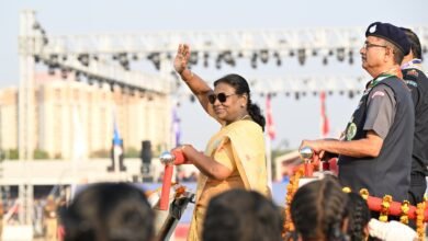 लखनऊ में भारत स्काउट्स एंड गाइड्स की डायमंड जुबली और 19वीं राष्ट्रीय जम्बूरी के समापन समारोह में राष्ट्रपति द्रौपदी मुर्मु ने कहा कि युवा शक्ति ही राष्ट्र शक्ति है और सेवा भाव, अनुशासन और पर्यावरण संरक्षण से ही विकसित भारत का निर्माण होगा। उन्होंने प्रतिस्पर्धा और सहयोग की भावना को राष्ट्र निर्माण के लिए अनिवार्य बताया। इस आयोजन में देशभर से 35 हजार युवा और 25 देशों से 2 हजार प्रतिभागी शामिल हुए। राज्यपाल आनंदीबेन पटेल व मुख्यमंत्री योगी आदित्यनाथ ने भी युवाओं के उत्साह की सराहना की। कार्यक्रम में सांस्कृतिक प्रस्तुति, मार्च पास्ट और स्मारिका विमोचन भी हुआ।