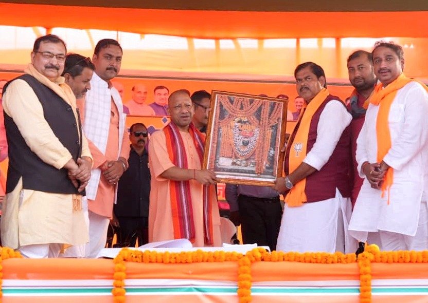 गोपालगंज के बैकुंठपुर में भाजपा प्रत्याशी मिथिलेश तिवारी के समर्थन में आयोजित जनसभा को संबोधित करते हुए मुख्यमंत्री योगी आदित्यनाथ ने राजद, कांग्रेस और समाजवादी पार्टी पर तीखा प्रहार किया। उन्होंने कहा कि जो पहले पशुओं का चारा खा गए, वे अब गरीबों का राशन खाने की फिराक में हैं। योगी ने कहा कि प्रधानमंत्री मोदी के नेतृत्व में बिहार आज विकास की नई ऊंचाइयों को छू रहा है। उन्होंने विपक्ष पर रामभक्तों पर गोली चलाने और राम मंदिर निर्माण का विरोध करने का आरोप लगाया। योगी बोले - बिहार अब जंगलराज नहीं, विकासराज की राह पर है।