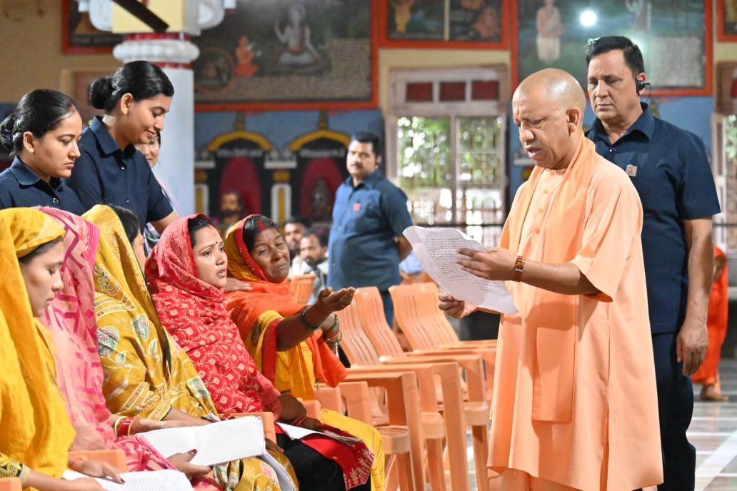 गोरखपुर में मुख्यमंत्री योगी आदित्यनाथ ने शनिवार को गोरखनाथ मंदिर परिसर में जनता दर्शन के दौरान करीब 200 लोगों की समस्याएं सुनीं। उन्होंने अफसरों को निर्देश दिए कि पात्र लोगों को योजनाओं का लाभ सुनिश्चित हो और अपराधियों के खिलाफ सख्त कार्रवाई की जाए। गंभीर बीमारों की मदद के लिए उन्होंने कहा कि धन के अभाव में किसी का इलाज नहीं रुकेगा। सरकार हर पीड़ित की मदद को संकल्पबद्ध है।