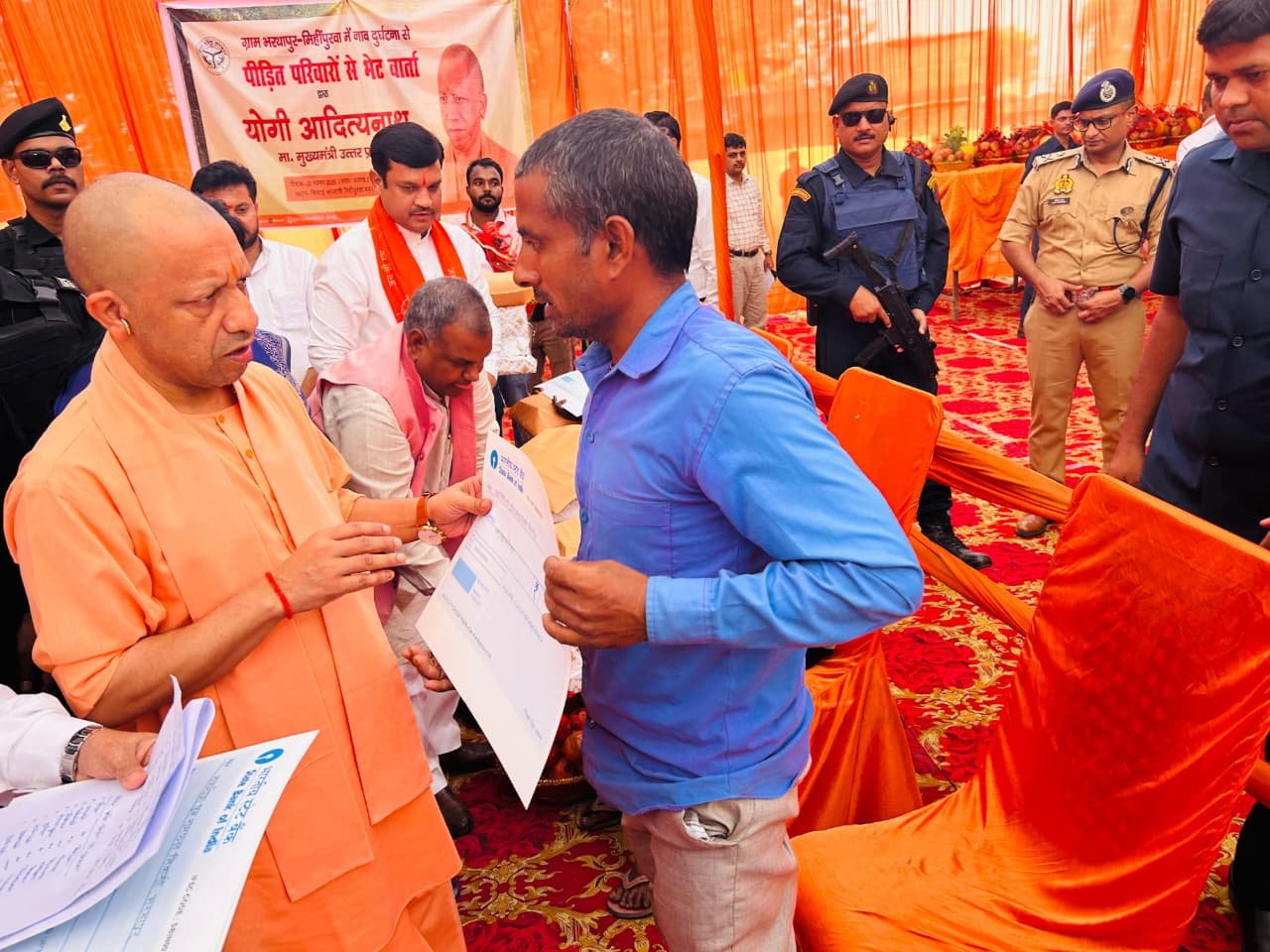 लखनऊ: मुख्यमंत्री योगी आदित्यनाथ ने बहराइच में नाव हादसे के पीड़ित परिवारों से मुलाकात की और चार-चार लाख रुपये की आर्थिक सहायता प्रदान की। उन्होंने कहा कि दुख की इस घड़ी में सरकार पीड़ितों के साथ खड़ी है। सीएम योगी ने अधिकारियों को निर्देश दिया कि एक माह के भीतर सभी प्रभावित परिवारों को उनके गांव के नाम पर कॉलोनी बनाकर पुनर्वासित किया जाए। इसके लिए 21 करोड़ 55 लाख रुपये की राशि स्वीकृत की गई है। उन्होंने बिजली, पानी, सड़क और आवास जैसी सभी सुविधाएं सुनिश्चित करने पर बल दिया और अन्य संवेदनशील गांवों को भी सुरक्षित स्थानों पर विस्थापित करने के निर्देश दिए।