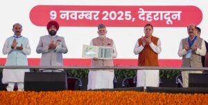 देहरादून में उत्तराखंड राज्य की स्थापना के 25 वर्ष पूर्ण होने पर आयोजित रजत जयंती समारोह में प्रधानमंत्री नरेन्द्र मोदी ने 8140 करोड़ रुपये की विकास परियोजनाओं का शुभारंभ किया। उन्होंने कहा कि उत्तराखंड ने 25 वर्षों में उल्लेखनीय प्रगति की है और आने वाला दशक ‘देवभूमि उत्तराखंड’ का होगा। पीएम मोदी ने राज्य को ‘विश्व की आध्यात्मिक राजधानी’ बनाने का संकल्प जताते हुए कहा कि योग, आयुर्वेद और पर्यटन के क्षेत्र में उत्तराखंड की भूमिका अत्यंत महत्वपूर्ण है। उन्होंने ‘वोकल फॉर लोकल’ की भावना से स्थानीय उत्पादों को वैश्विक पहचान देने की आवश्यकता पर जोर दिया। मोदी ने कहा कि केंद्र सरकार उत्तराखंड के विकास के हर चरण में साथ खड़ी है।