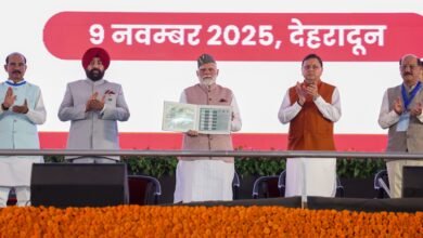 देहरादून में उत्तराखंड राज्य की स्थापना के 25 वर्ष पूर्ण होने पर आयोजित रजत जयंती समारोह में प्रधानमंत्री नरेन्द्र मोदी ने 8140 करोड़ रुपये की विकास परियोजनाओं का शुभारंभ किया। उन्होंने कहा कि उत्तराखंड ने 25 वर्षों में उल्लेखनीय प्रगति की है और आने वाला दशक ‘देवभूमि उत्तराखंड’ का होगा। पीएम मोदी ने राज्य को ‘विश्व की आध्यात्मिक राजधानी’ बनाने का संकल्प जताते हुए कहा कि योग, आयुर्वेद और पर्यटन के क्षेत्र में उत्तराखंड की भूमिका अत्यंत महत्वपूर्ण है। उन्होंने ‘वोकल फॉर लोकल’ की भावना से स्थानीय उत्पादों को वैश्विक पहचान देने की आवश्यकता पर जोर दिया। मोदी ने कहा कि केंद्र सरकार उत्तराखंड के विकास के हर चरण में साथ खड़ी है।