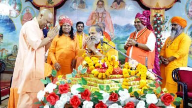 बलरामपुर में ब्रह्मलीन महंत योगी महेंद्रनाथ जी महाराज की 25वीं पुण्यतिथि पर मुख्यमंत्री योगी आदित्यनाथ ने कहा कि धर्मस्थल केवल पूजा-अर्चना का केंद्र नहीं, बल्कि समाज और राष्ट्रनिर्माण के सशक्त माध्यम हैं। उन्होंने महंत महेंद्रनाथ जी के सेवा, शिक्षा और जनकल्याण के कार्यों को जनमानस के लिए प्रेरणास्रोत बताया। सीएम योगी ने देवीपाटन मंदिर द्वारा थारू जनजाति के बच्चों के लिए छात्रावास और सीबीएसई विद्यालय की सराहना की। उन्होंने युवाओं से मेहनत, अनुशासन और सकारात्मक दृष्टिकोण अपनाने की अपील की। मुख्यमंत्री ने कहा कि सच्चा “वंदे मातरम” वही है जो कर्तव्यनिष्ठा और ईमानदारी से राष्ट्र सेवा में समर्पित हो।