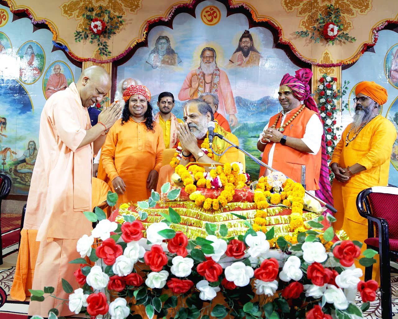 बलरामपुर में ब्रह्मलीन महंत योगी महेंद्रनाथ जी महाराज की 25वीं पुण्यतिथि पर मुख्यमंत्री योगी आदित्यनाथ ने कहा कि धर्मस्थल केवल पूजा-अर्चना का केंद्र नहीं, बल्कि समाज और राष्ट्रनिर्माण के सशक्त माध्यम हैं। उन्होंने महंत महेंद्रनाथ जी के सेवा, शिक्षा और जनकल्याण के कार्यों को जनमानस के लिए प्रेरणास्रोत बताया। सीएम योगी ने देवीपाटन मंदिर द्वारा थारू जनजाति के बच्चों के लिए छात्रावास और सीबीएसई विद्यालय की सराहना की। उन्होंने युवाओं से मेहनत, अनुशासन और सकारात्मक दृष्टिकोण अपनाने की अपील की। मुख्यमंत्री ने कहा कि सच्चा “वंदे मातरम” वही है जो कर्तव्यनिष्ठा और ईमानदारी से राष्ट्र सेवा में समर्पित हो।