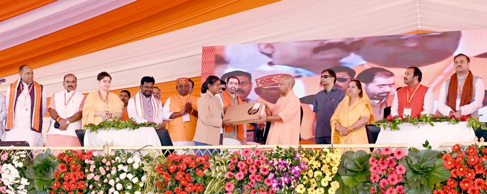 मुख्यमंत्री योगी आदित्यनाथ ने बाराबंकी में ₹1734 करोड़ की 254 विकास परियोजनाओं का लोकार्पण व शिलान्यास करते हुए कहा कि कोई भी मजहब, जाति या मत राष्ट्र से बड़ा नहीं हो सकता। वंदे मातरम का विरोध करने वाले भारत माता का विरोध कर रहे हैं। उन्होंने नागरिकों से राष्ट्र प्रथम के भाव से जुड़ने का आह्वान किया। सीएम ने राष्ट्रीय एकता यात्रा की शुरुआत की, लाभार्थियों को चेक व प्रमाण पत्र वितरित किए और विजेताओं को सम्मानित किया। योगी ने सरदार पटेल, बाबा साहेब आंबेडकर और राष्ट्रनायकों के योगदान को याद करते हुए प्रदेश के समग्र विकास का संकल्प दोहराया।