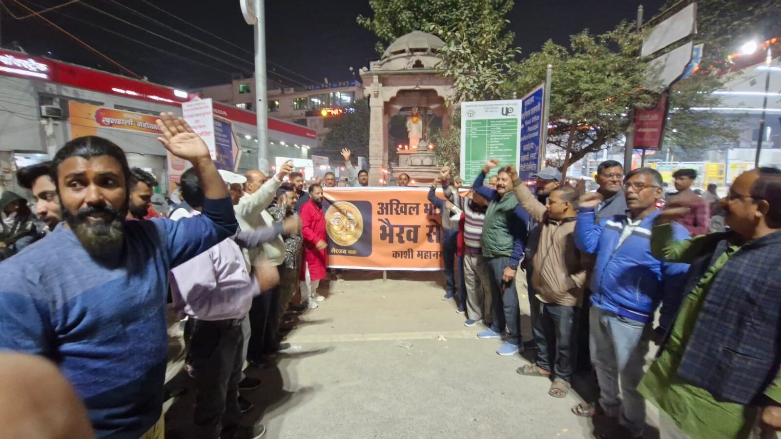 दिल्ली में हुए भीषण आतंकी हमले के विरोध में भैरव सेना, काशी महानगर द्वारा सिगरा स्थित लोकमान्य तिलक जी की प्रतिमा स्थल से एक कैंडल मार्च निकाला गया। इस दौरान शहीदों की याद में दो मिनट का मौन रखकर श्रद्धांजलि दी गई। कार्यक्रम की अध्यक्षता राजेन्द्र गुप्ता  ने की। मंजीत त्रिपाठी, सिंधु सोनकर और कर्ण शंकर सहित अनेक कार्यकर्ता मौजूद रहे। सभी ने आतंकवाद के विरुद्ध एकजुट होकर देश की शांति और सुरक्षा के लिए संकल्प लिया।