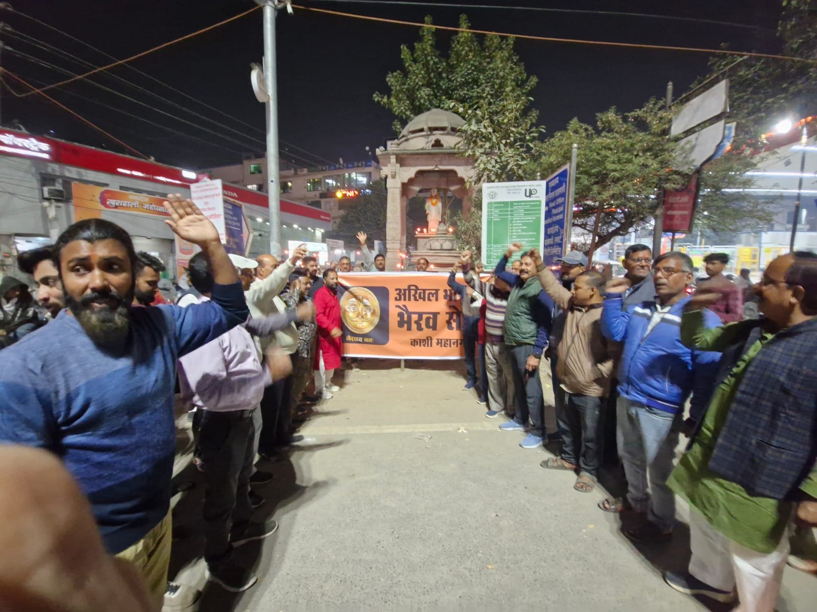 दिल्ली में हुए भीषण आतंकी हमले के विरोध में भैरव सेना, काशी महानगर द्वारा सिगरा स्थित लोकमान्य तिलक जी की प्रतिमा स्थल से एक कैंडल मार्च निकाला गया। इस दौरान शहीदों की याद में दो मिनट का मौन रखकर श्रद्धांजलि दी गई। कार्यक्रम की अध्यक्षता राजेन्द्र गुप्ता  ने की। मंजीत त्रिपाठी, सिंधु सोनकर और कर्ण शंकर सहित अनेक कार्यकर्ता मौजूद रहे। सभी ने आतंकवाद के विरुद्ध एकजुट होकर देश की शांति और सुरक्षा के लिए संकल्प लिया।